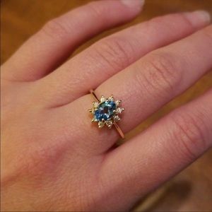 Beautiful blue topaz 14 kt diamond ring